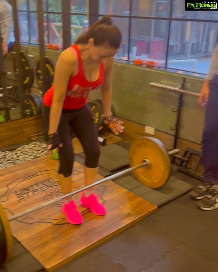 Ameesha Patel Instagram - Deadlifting after heavy lunges is not easy but today i just wouldn't accept any lesser than 60kgs . 2023 I'm on a complete attack mode. Heavy one arm rows for lots and lots of reps. By now i was almost finished but had to push through🏋🏻‍♀️🏋🏻‍♀️🏋🏻‍♀️ @klinton81 @unitedstrength 💪🏻💪🏻👍🏻
