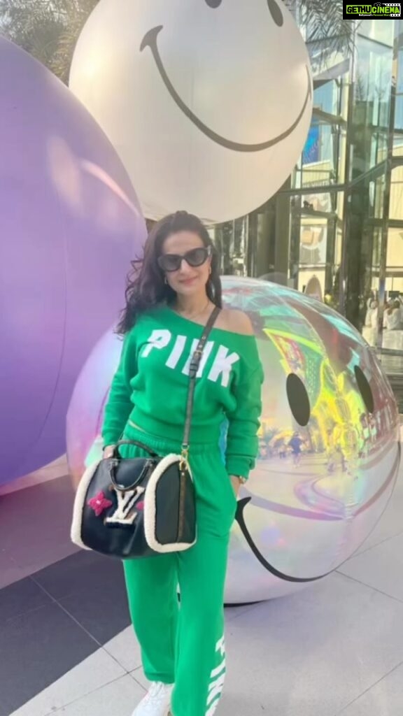 Ameesha Patel Instagram - Have a Smiley happy weekend everyone 💚💚💚💚