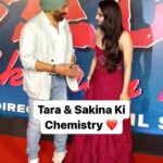 Ameesha Patel Instagram - Can u guess what TARA SINGH (@iamsunnydeol) n SAKINA (me) are discussing at the Re Release Premiere of GADAR 1 last evening ??