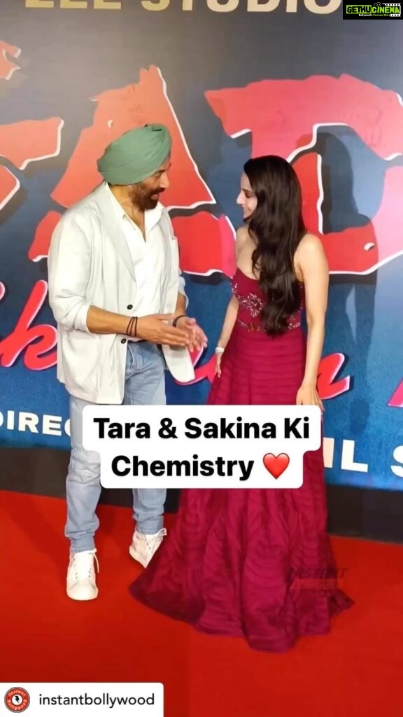 Ameesha Patel Instagram - Can u guess what TARA SINGH (@iamsunnydeol) n SAKINA (me) are discussing at the Re Release Premiere of GADAR 1 last evening ??