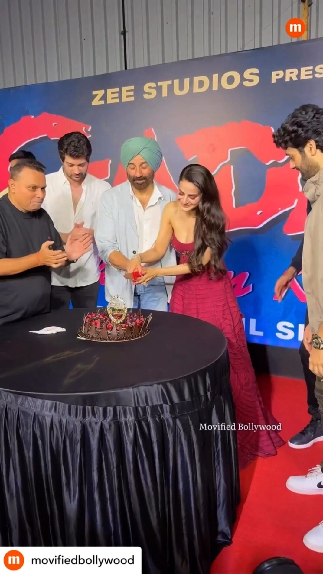 Ameesha Patel Instagram - Posted @withregram • @movifiedbollywood We can’t wait to witness this magical love story again!! 🔥😍 @iamsunnydeol and @ameeshapatel9 celebrate the re release of their evergreen hit movie GADAR 🎬 #ameeshapatel #sunnydeol #viral #gadar #trending #viralreels #reels Styling n outfit @rockystarofficial @rockystar100 Jewels @Angelzbypreetibedi Makeup @chettiaralbert Hair @hairbyhaseena