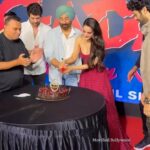 Ameesha Patel Instagram - Posted @withregram • @movifiedbollywood We can’t wait to witness this magical love story again!! 🔥😍 @iamsunnydeol and @ameeshapatel9 celebrate the re release of their evergreen hit movie GADAR 🎬 #ameeshapatel #sunnydeol #viral #gadar #trending #viralreels #reels Styling n outfit @rockystarofficial @rockystar100 Jewels @Angelzbypreetibedi Makeup @chettiaralbert Hair @hairbyhaseena