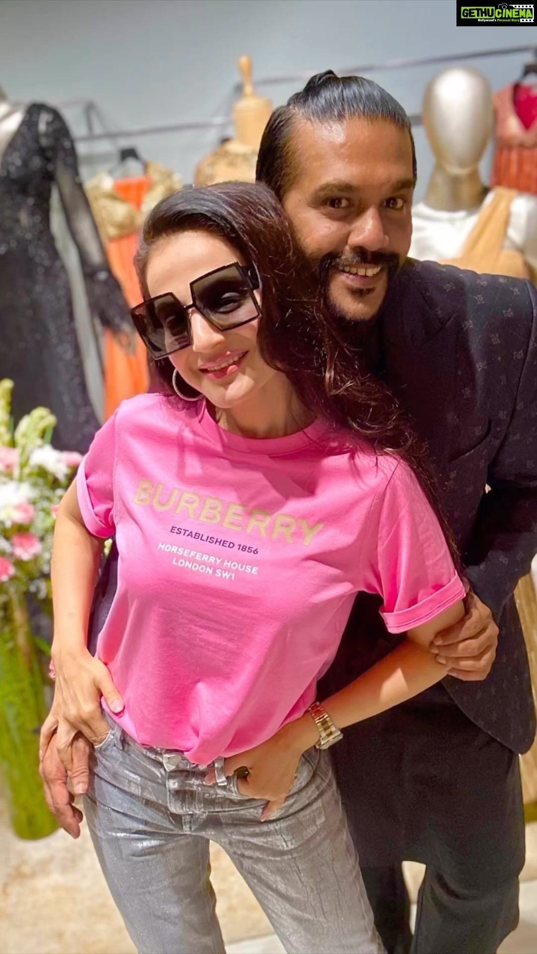 Ameesha Patel Instagram - Mumbai .. congrats to todayβs launch @rockystar100 @rockystarofficial .. what an amazing collab with @perniaspopupshop.. now Indiaβs finest @rockystarofficial collection can be found across India @perniaspopupshop outlets .. sooo proud and happy @rockystar100 ππ»ππ»ππ»ππ»ππ»πππ