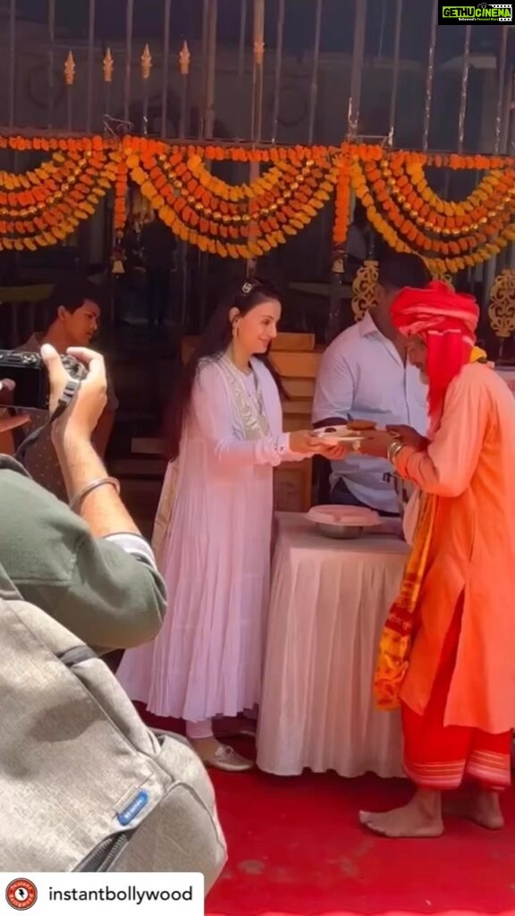 Ameesha Patel Instagram - Posted @withregram • @instantbollywood Beautifull sakina seen Distributing food at a temple this morning… . . #amishapatel #instantbollywood #pb #pa 🙏🏻🙏🏻🙏🏻🙏🏻🙏🏻🙏🏻🙏🏻🙏🏻🙏🏻🙏🏻🙏🏻🙏🏻🙏🏻🙏🏻