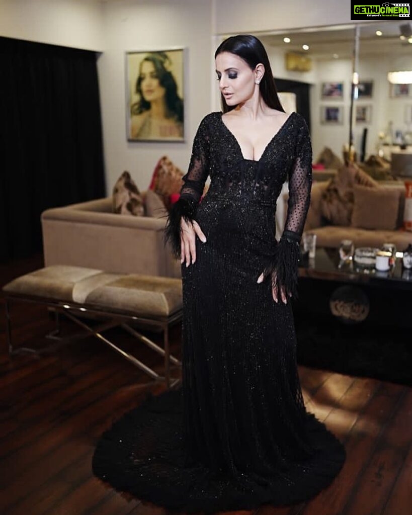 Ameesha Patel Instagram - About last nite .. all dressed up to attend @filmfare awards … Styled by n wearing @rockystarofficial @rockystar100 🖤✔️ Glam @chettiaralbert Hair @hairbyhaseena 📸 @portraitpundit