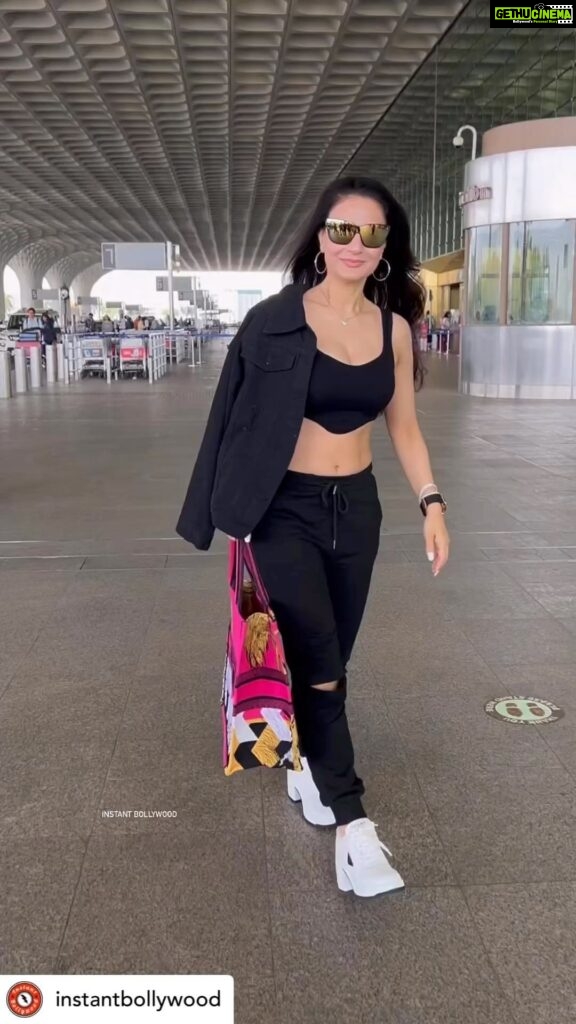 Ameesha Patel Instagram - Posted @withregram • @instantbollywood Super stylish 🌟 hot looking 🔥 Ameesha Patel seen leaving for Dubai ✈️ events. #ameeshapatel #dubai #gadar #av