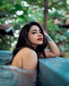 Ameya Mathew Instagram - സാമ്പത്തികമാന്ദ്യം + വിലകയറ്റം... തല തണുപ്പിക്കാൻ ഒന്ന് വെള്ളത്തിൽ കിടന്നതാ..🥵
The Govt be like : അയ്ശെരി... വെള്ളക്കരം വർധിപ്പിച്ചു…🤙🏻
.
📸 @fotophactory_photography 
💄  @soniyamakeoverstudio