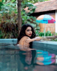 Ameya Mathew Instagram - സാമ്പത്തികമാന്ദ്യം + വിലകയറ്റം... തല തണുപ്പിക്കാൻ ഒന്ന് വെള്ളത്തിൽ കിടന്നതാ..🥵
The Govt be like : അയ്ശെരി... വെള്ളക്കരം വർധിപ്പിച്ചു…🤙🏻
.
📸 @fotophactory_photography 
💄  @soniyamakeoverstudio
