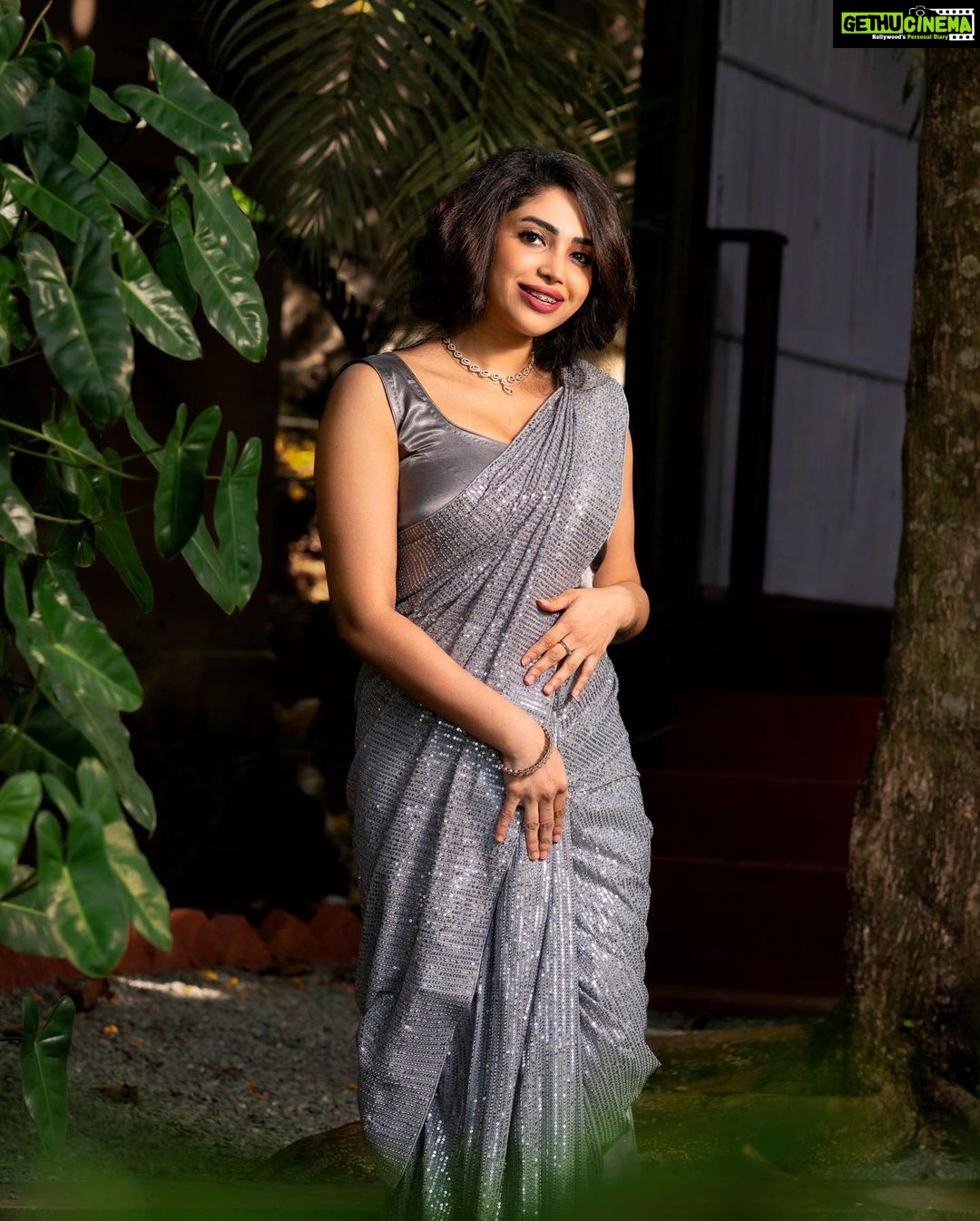 Ameya Mathew Instagram - കയ്യില് ടാറ്റൂ പോട്ട്ക്കിട്ട്… ഹെയർ കട്ട് പണ്ണിക്കിട്ട്… ടീത്ത്ലെ ക്ലിപ്പ് പോട്ട്ക്കിട്ട് ഒന്നുമേ പുരിയാത്ത മാതിരി പോസ് കൊടുത്തുക്കിട്ടിറുക്കേ... എപ്പട്രാാ...🤷🏻♀️😉🤓😝💃🏻 . 📸 @fotophactory_photography 💄 @soniyamakeoverstudio 🥻 @label_swasti #picoftheday #sareelove #❤️