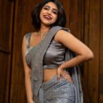 Ameya Mathew Instagram - ലോകം മുഴുവൻ നിറഞ്ഞു നിൽക്കുന്ന സാരി ട്രെൻഡിംഗ് ഫാഷനുകൾക്കിടയിൽ... ട്രൈ ടു ബി എ ക്ലാസ്സിക്‌ !😌🤓😬👧🏻 . 📸 @fotophactory_photography 💄 @soniyamakeoverstudio 🥻 @label_swasti #picoftheday #sarinotsorry #❤️ Varkala