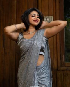 Ameya Mathew Instagram - ലോകം മുഴുവൻ നിറഞ്ഞു നിൽക്കുന്ന സാരി ട്രെൻഡിംഗ്  ഫാഷനുകൾക്കിടയിൽ... ട്രൈ ടു ബി എ ക്ലാസ്സിക്‌ !😌🤓😬👧🏻
.
📸 @fotophactory_photography 
💄 @soniyamakeoverstudio 
🥻 @label_swasti 
#picoftheday #sarinotsorry #❤️