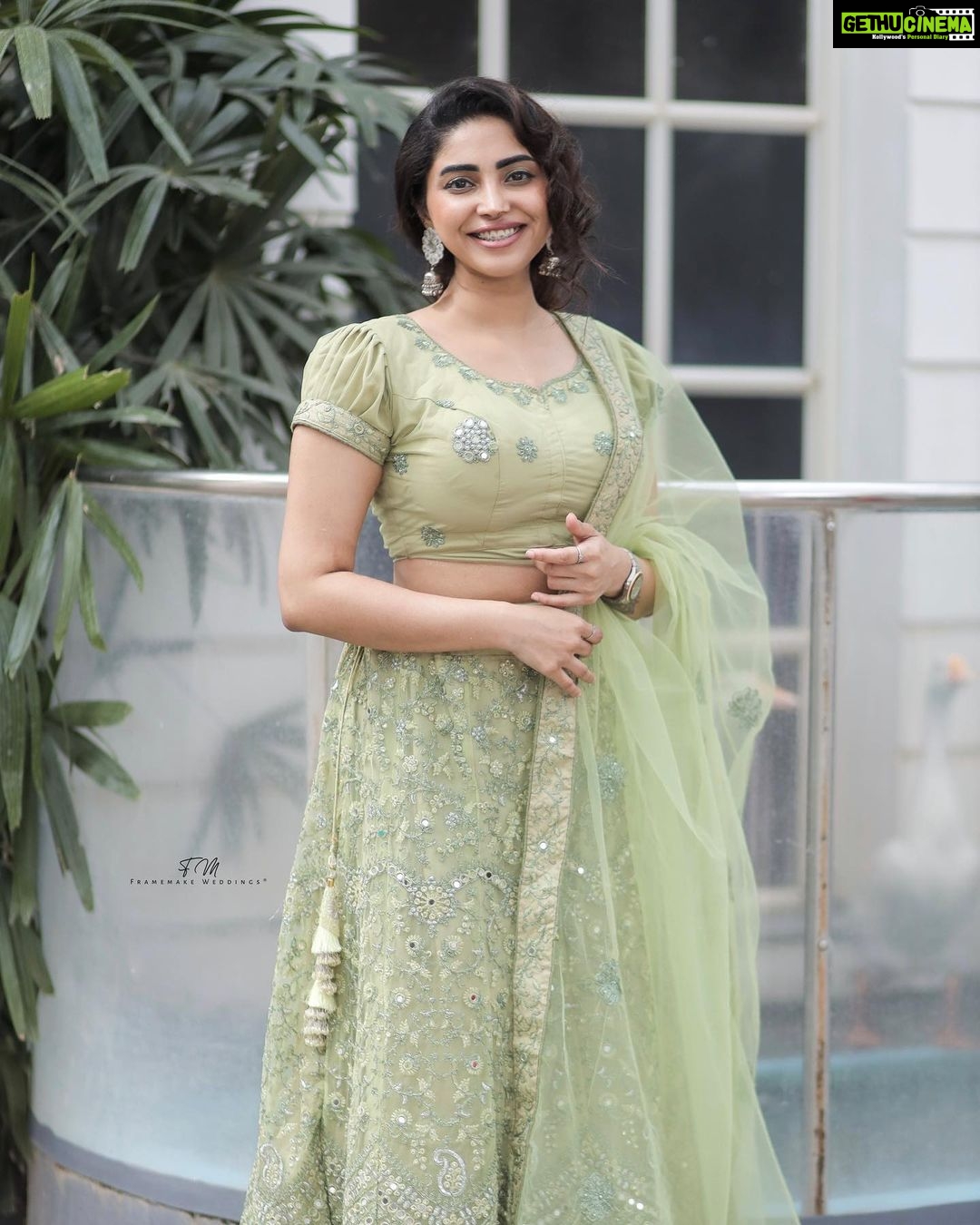 Ameya Mathew Instagram - നൻപകൽ നേരത്ത് കറക്കം !😌😁💚 . 📸 @bibin_framemake @framemakeweddings 👗 @jishnuandvishnu 💄 @soniyamakeoverstudio . #bestieswedding #💍 #❤️ Trivandrum, India