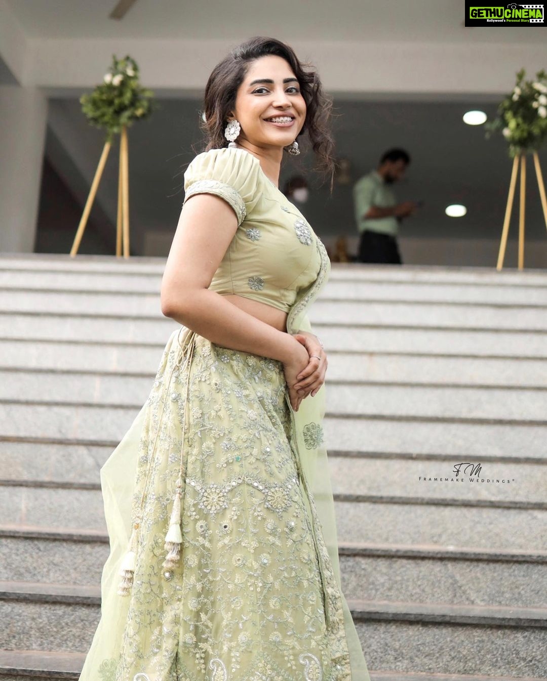 Ameya Mathew Instagram - നൻപകൽ നേരത്ത് കറക്കം !😌😁💚 . 📸 @bibin_framemake @framemakeweddings 👗 @jishnuandvishnu 💄 @soniyamakeoverstudio . #bestieswedding #💍 #❤️ Trivandrum, India