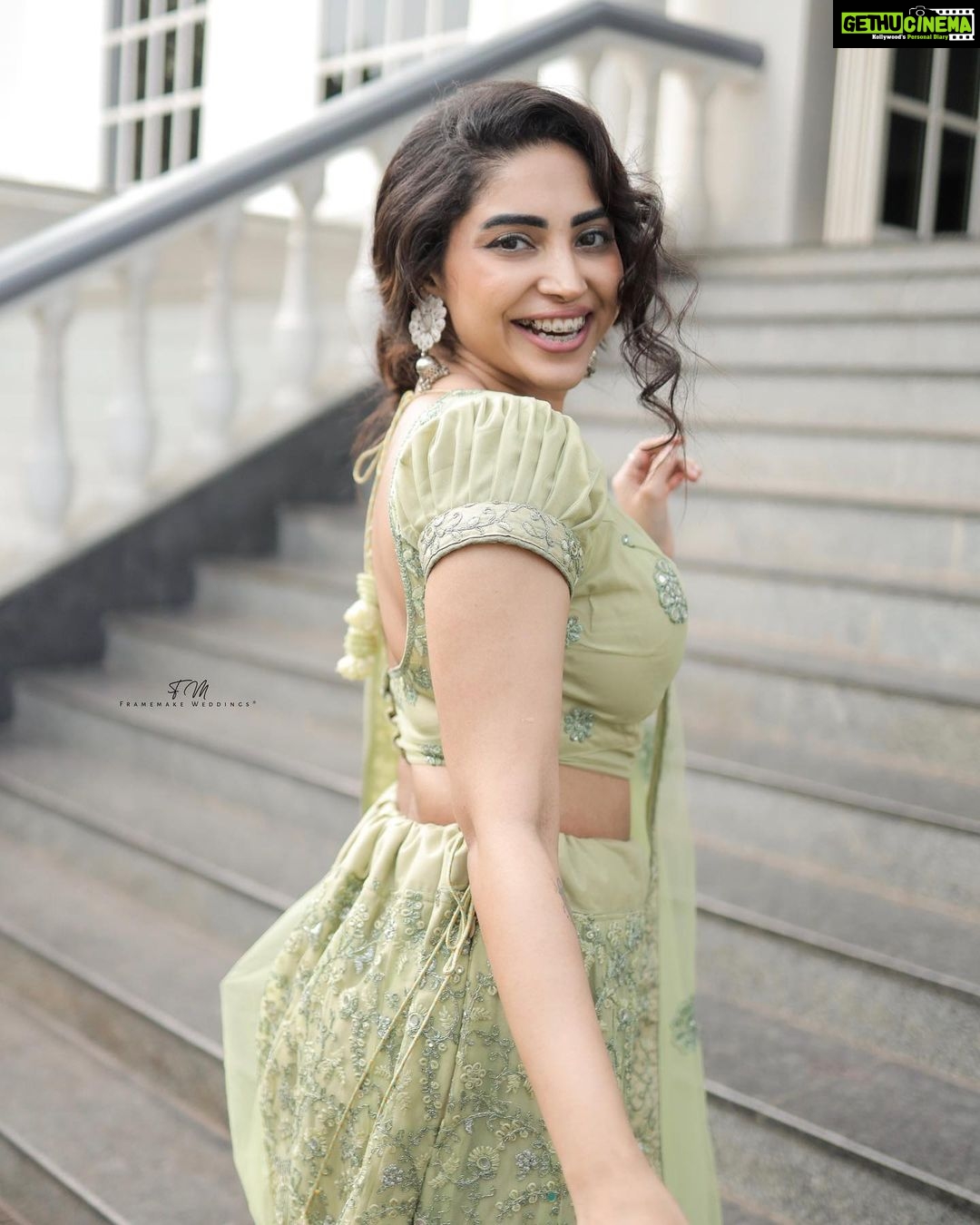 Ameya Mathew Instagram - നൻപകൽ നേരത്ത് കറക്കം !😌😁💚 . 📸 @bibin_framemake @framemakeweddings 👗 @jishnuandvishnu 💄 @soniyamakeoverstudio . #bestieswedding #💍 #❤️ Trivandrum, India