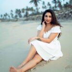 Ameya Mathew Instagram - വെള്ളത്തിൽ പോകുന്ന വള്ളങ്ങൾ നോക്കി വെളുക്കെ ചിരിക്കുന്നൊരു വെള്ളകുപ്പായക്കാരി…! 👼 🌊🏝️🤍🕊️ . 📸 @fotophactory_photography 💄 @soniyamakeoverstudio . #beach #beachvibes #beachlife #beachphotography #peace #❤️ Varkala