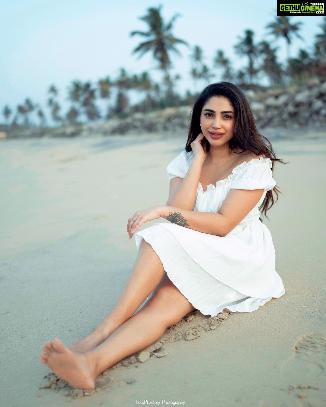 Ameya Mathew Instagram - വെള്ളത്തിൽ പോകുന്ന വള്ളങ്ങൾ നോക്കി വെളുക്കെ ചിരിക്കുന്നൊരു വെള്ളകുപ്പായക്കാരി…! 👼 🌊🏝️🤍🕊️ . 📸 @fotophactory_photography 💄 @soniyamakeoverstudio . #beach #beachvibes #beachlife #beachphotography #peace #❤️ Varkala