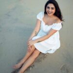 Ameya Mathew Instagram - വെള്ളത്തിൽ പോകുന്ന വള്ളങ്ങൾ നോക്കി വെളുക്കെ ചിരിക്കുന്നൊരു വെള്ളകുപ്പായക്കാരി…! 👼 🌊🏝️🤍🕊️ . 📸 @fotophactory_photography 💄 @soniyamakeoverstudio . #beach #beachvibes #beachlife #beachphotography #peace #❤️ Varkala