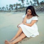 Ameya Mathew Instagram - വെള്ളത്തിൽ പോകുന്ന വള്ളങ്ങൾ നോക്കി വെളുക്കെ ചിരിക്കുന്നൊരു വെള്ളകുപ്പായക്കാരി…! 👼 🌊🏝️🤍🕊️ . 📸 @fotophactory_photography 💄 @soniyamakeoverstudio . #beach #beachvibes #beachlife #beachphotography #peace #❤️ Varkala