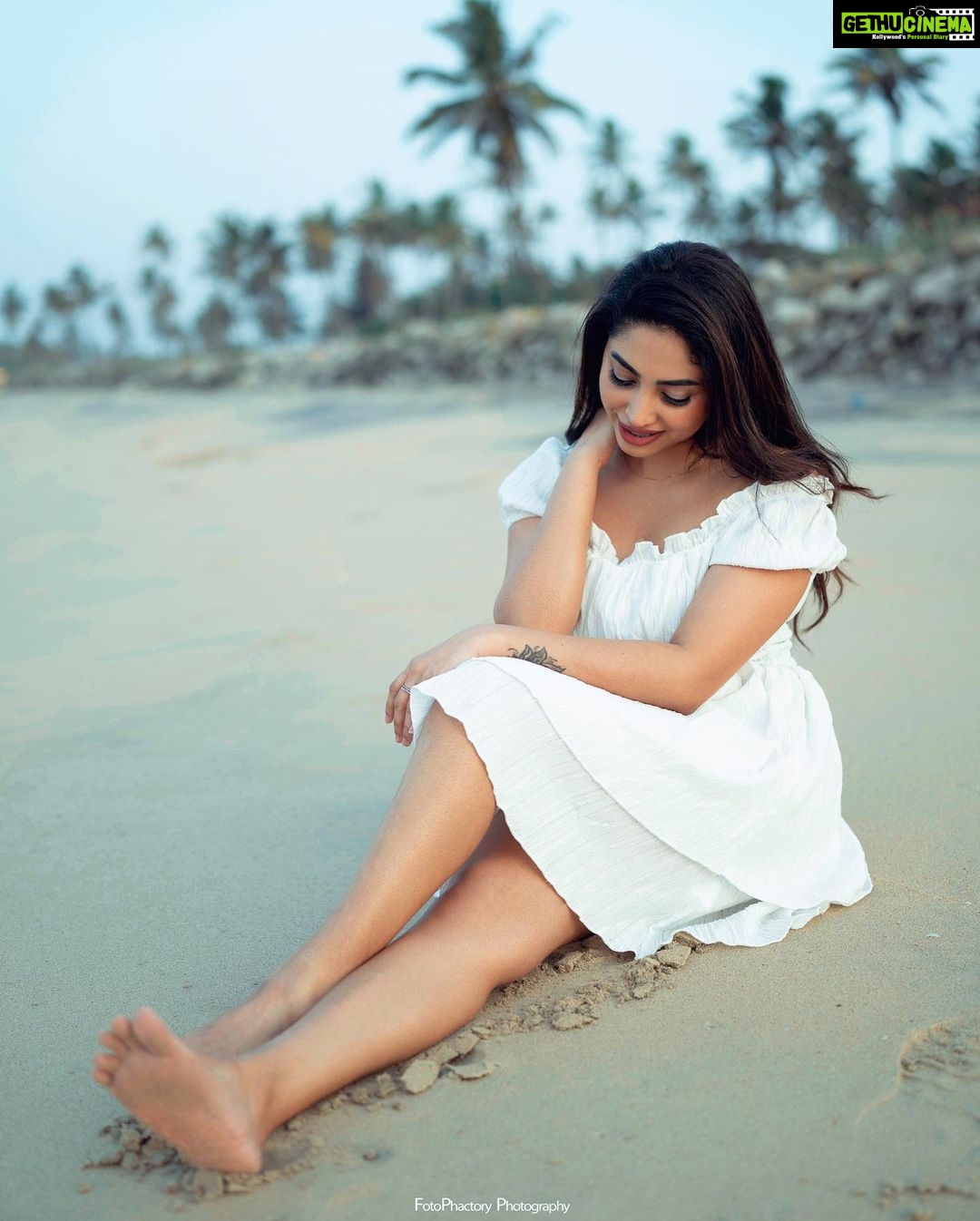 Ameya Mathew Instagram - വെള്ളത്തിൽ പോകുന്ന വള്ളങ്ങൾ നോക്കി വെളുക്കെ ചിരിക്കുന്നൊരു വെള്ളകുപ്പായക്കാരി…! 👼 🌊🏝️🤍🕊️ . 📸 @fotophactory_photography 💄 @soniyamakeoverstudio . #beach #beachvibes #beachlife #beachphotography #peace #❤️ Varkala