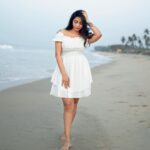 Ameya Mathew Instagram - ചെറിയ തിരക്കുകൾക്കിടയിൽ വലിയ തിരകൾ തിരഞ്ഞൊരു തീരപ്രദേശത്ത്…! 🏝️ 🌊 . 📸 @fotophactory_photography 💄 @soniyamakeoverstudio . #beach #beachlife #sunday #picoftheday #ootd #❤️ Varkala