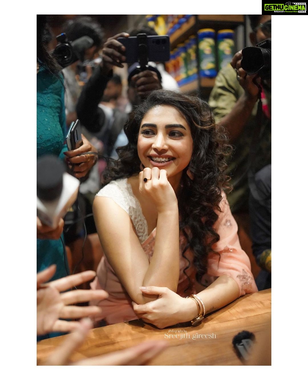 Ameya Mathew Instagram - #GotmyBracesdone- ചോക്ലേറ്റും പോയി, ചിക്കനും പോയി, ഇനിയിപ്പോ ഫ്രൂട്ട് ബേയുടെ ജ്യൂസ് തന്നെ ശരണം…!🤓😬🥤 Glad to be a part of the Inaugural program of Fruit Bae's 33rd outlet. ❤️ @fruit_bae @manaf_tvr . 📸 @wonder__kid02 💄 @neethusmruthy Perumbavoor