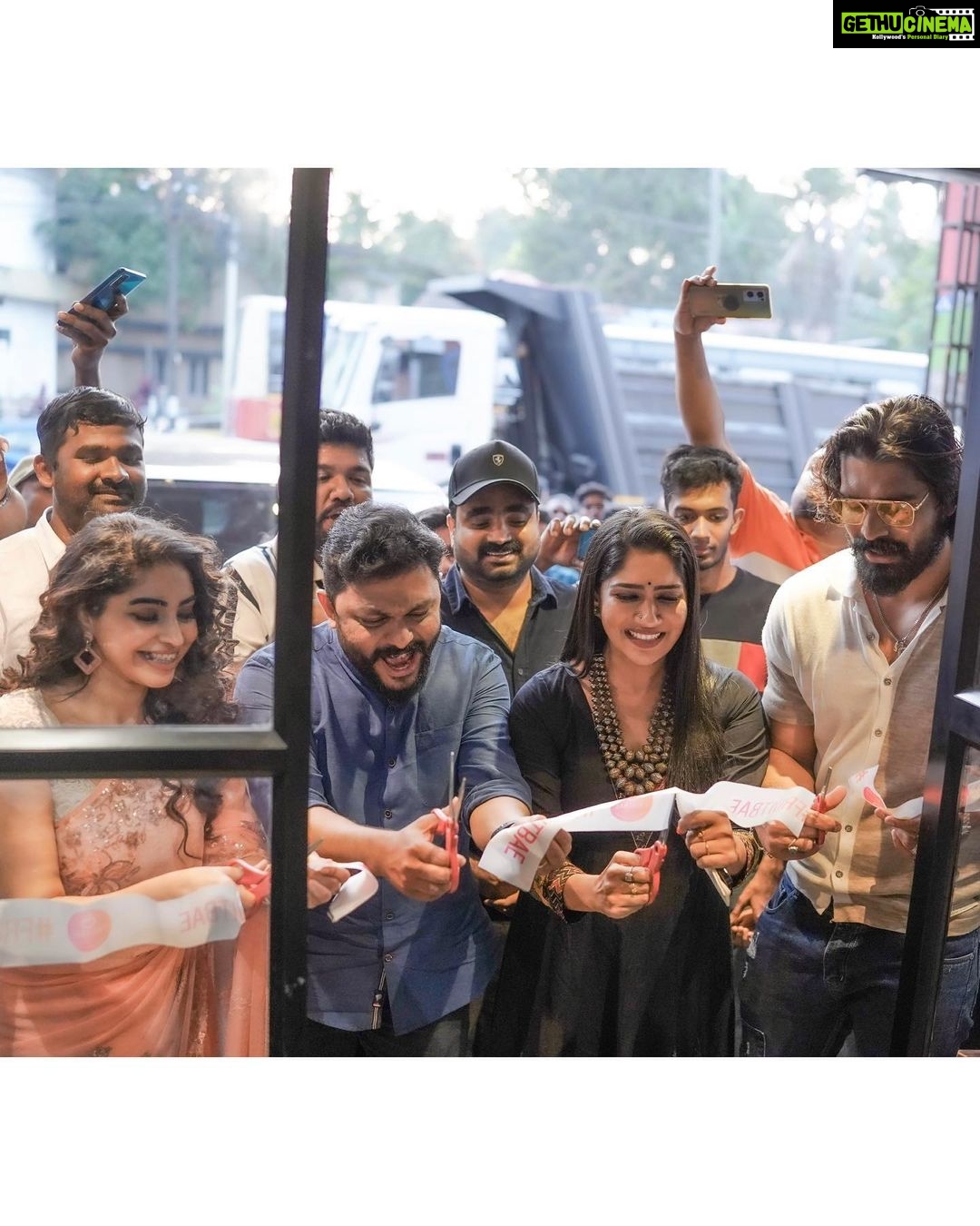 Ameya Mathew Instagram - #GotmyBracesdone- ചോക്ലേറ്റും പോയി, ചിക്കനും പോയി, ഇനിയിപ്പോ ഫ്രൂട്ട് ബേയുടെ ജ്യൂസ് തന്നെ ശരണം…!🤓😬🥤 Glad to be a part of the Inaugural program of Fruit Bae's 33rd outlet. ❤️ @fruit_bae @manaf_tvr . 📸 @wonder__kid02 💄 @neethusmruthy Perumbavoor