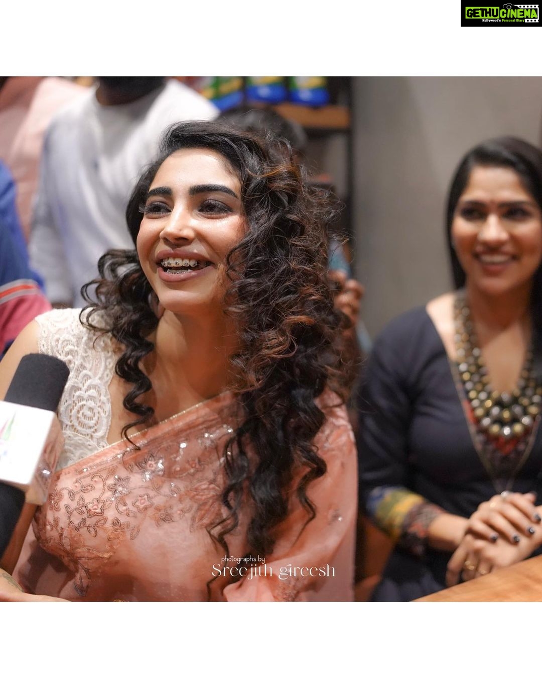 Ameya Mathew Instagram - #GotmyBracesdone- ചോക്ലേറ്റും പോയി, ചിക്കനും പോയി, ഇനിയിപ്പോ ഫ്രൂട്ട് ബേയുടെ ജ്യൂസ് തന്നെ ശരണം…!🤓😬🥤 Glad to be a part of the Inaugural program of Fruit Bae's 33rd outlet. ❤️ @fruit_bae @manaf_tvr . 📸 @wonder__kid02 💄 @neethusmruthy Perumbavoor