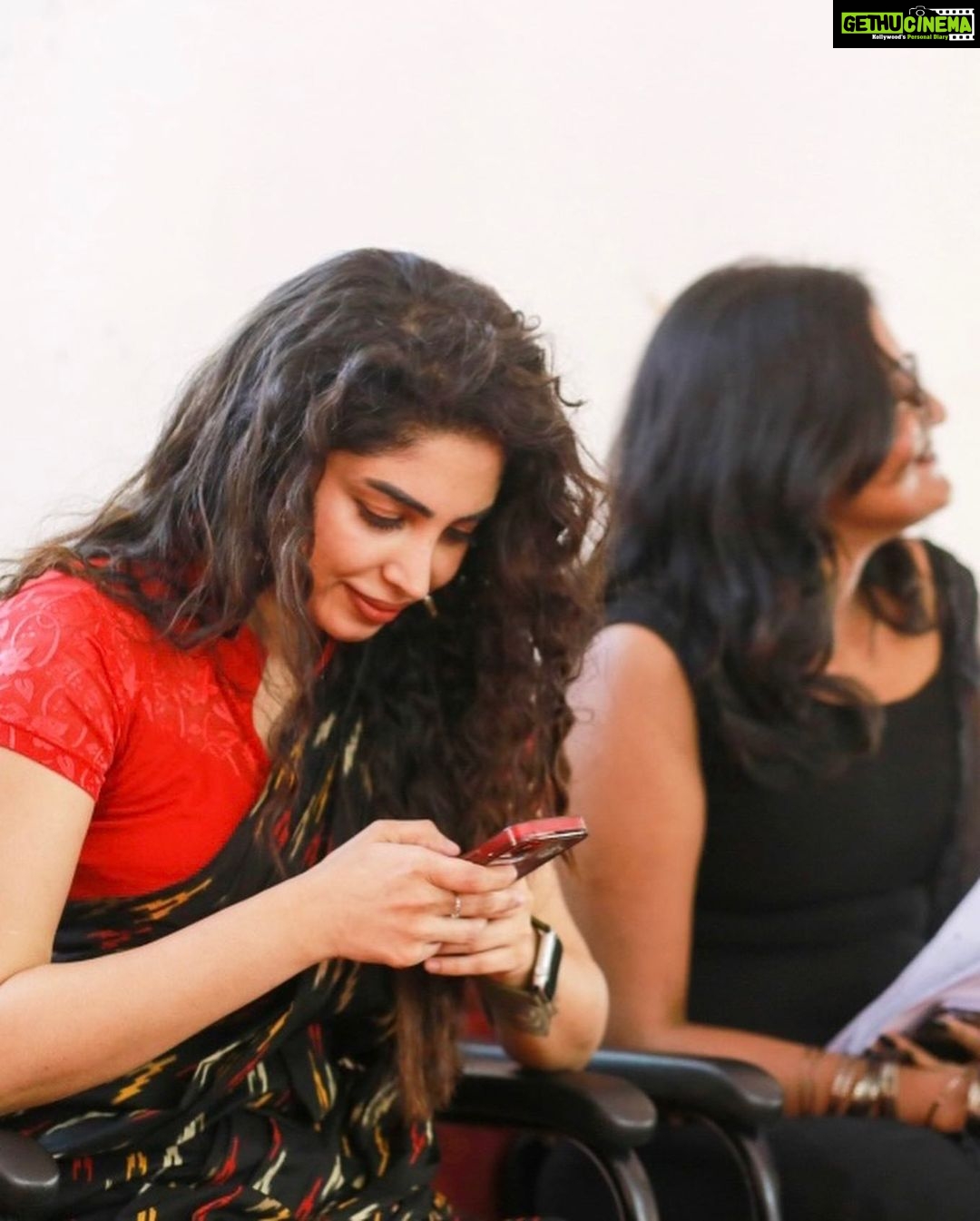Ameya Mathew Instagram - നിയമ കലാലയത്തിൽ നിയമ വിദ്യാർത്ഥികളോടൊപ്പം നിയമത്തിന്റെ വഴിയിൽ...😁 Thank you for the invitation, GLCT. Happy to be a part of this campaign " Get Ovary It", dealing with Menstrual health.✨ @priyadarshini_glct @ksuglctvm . . 📸 @drop_mot0 Govt. Law College, Trivandrum