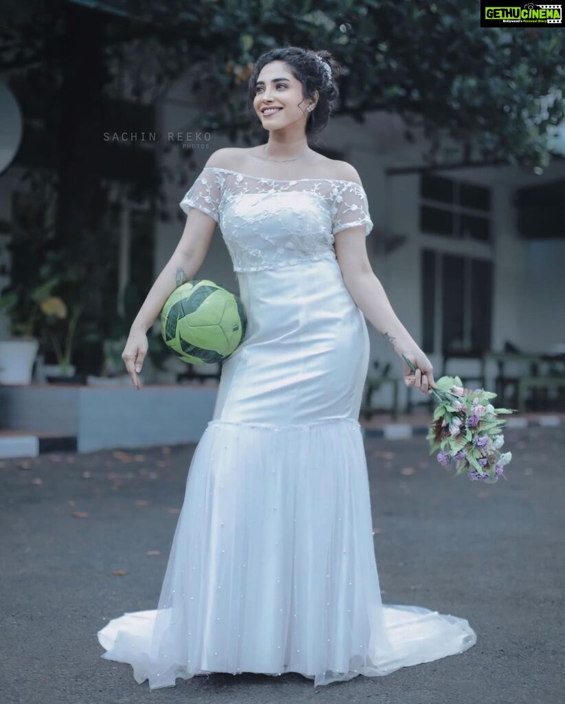 Ameya Mathew Instagram - ഡിസംബർ 18 മാര്യേജ്. ഡിസംബർ 18 വേൾഡ് കപ്പ്‌. എവിടെ പോകും🙄🤔🙇‍♀️… കല്യാണം ഒക്കെ പിന്നെ… Let's go for ‘Football’..!⚽⚽💥💥 ‘The Bride with the Football!’ 👰‍♀️⚽️ . . Concept n’ photography: @sachin_reeko Outfit: @chakitha_designs MUA : @akhilasmakeover_ Location : @plav_restaurant Special thanks to @upstrikearena @t.a.i.s.h.o.n n’ @_jomon_joseph_ . #bride #fifa #footballfever #⚽️ PLAV