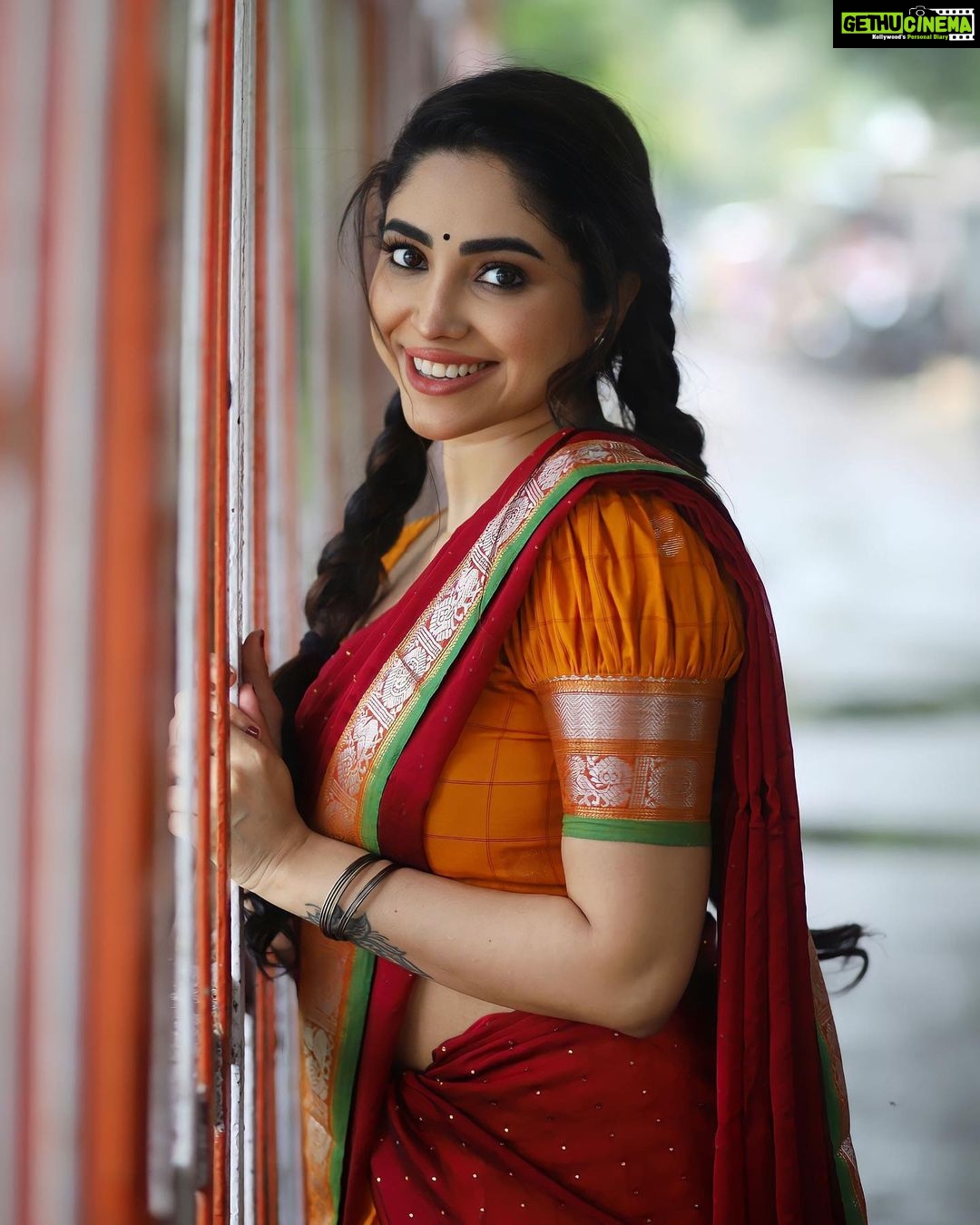 Ameya Mathew Instagram - പസങ്കകളുക്ക് പൊണ്ണുങ്കെ ടഫാ ഇറുക്രത് വിടെ ക്യൂട്ടാ… ഇന്നസെന്റാ… ഇറുക്രവങ്കളെ താൻ റൊമ്പ പിടിക്കും…!!😌🤓😅🙊 . . Team: @shotsbyuv @sat_narain Outfit: @ivalinmabia Muah: @ramyaa_makeupartistry #tamilponnu #chennai #❤️ Chennai, India