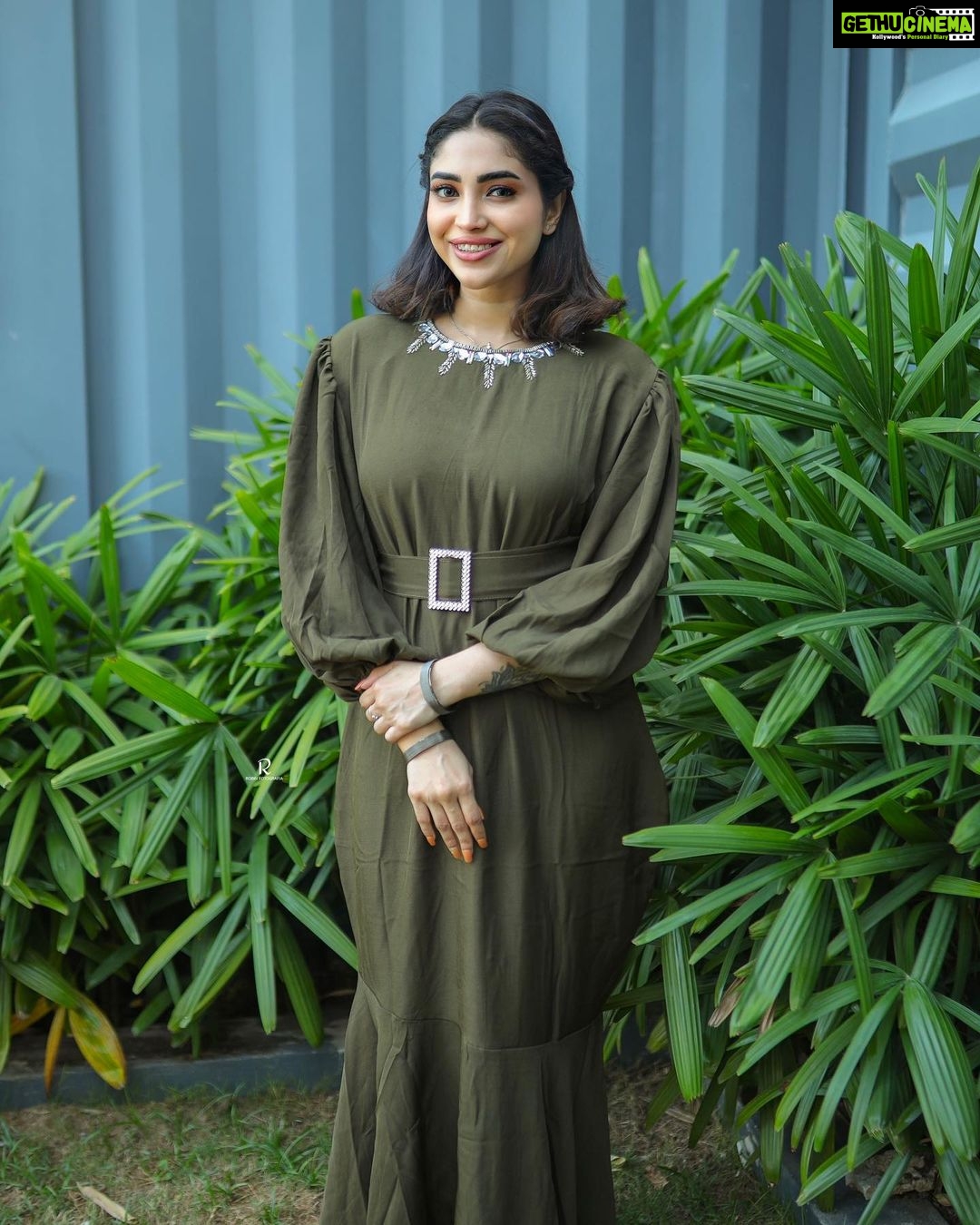 Ameya Mathew Instagram - സ്നേഹത്തിന്റെയും സാഹോദര്യത്തിന്റെയും സൗഹൃദത്തിന്റെയും അറിവുകൾ നൽകികൊണ്ട് മറ്റൊരു ചെറിയ പെരുന്നാൾകൂടി വന്നെത്തിയിരിക്കുന്നു. നിങ്ങളുടെ എല്ലാ സ്വപ്നങ്ങളും സാക്ഷാത്കരിക്കാന് ഈ ഈദ് ഒരു തുടക്കമാക്കട്ടെയെന്ന് പ്രാർത്ഥിക്കുന്നു. ഈദുല് ഫിത്തര് ആശംസകള്… ☪️🌙💫✨ . 📸 @robin_fotografia 👗 @aisenstudio 💄 @akhilasmakeover_ 📍 @40.feet #eidmubarak #❤️ Trivandrum, India