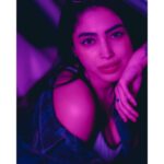 Ameya Mathew Instagram - "അമേയ മാത്യു ഒരു അഹങ്കാരിയാണ് "... പിന്നിൽ ചിലർ അടക്കം പറയുന്നു... മറ്റുള്ളവർ പറയാൻ മടിക്കുന്ന ചില കാര്യങ്ങൾ തുറന്ന് പറയുന്നയാളുകളെ വിളിക്കുന്ന പേരാണ് അഹങ്കാരി എന്നതെങ്കിൽ... ഞാൻ അഹങ്കാരി തന്നെയാണ്…! 😌😁🫢 . . 📸 @im_yadhuvenugopal 📍 @foxhole.tcr Foxhole Tcr