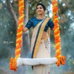 Ameya Mathew Instagram - ഐക്യത്തിന്റെയും സാഹോദര്യത്തിന്റെയും സ്‌നേഹത്തിന്റേയും സമൃദ്ധിയുടേയുമെല്ലാം സന്ദേശം വിളിച്ചോതികൊണ്ട് ഒരു തിരുവോണ ദിനം കൂടി വന്നെത്തിയിരിക്കുന്നു. ഏവർക്കും എന്റെ ഹൃദയം നിറഞ്ഞ തിരുവോണാശംസകൾ…🌼💛 . . Photography : @jk_jinu 📸 Costume : @mangalyakasav 🤩 Makeup : @soniyamakeoverstudio 💄 Jewellery @magmatvm Event Support Team : @bluewings_event ✨ #happyonam #onamvibes #🌼