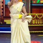 Ameya Mathew Instagram - 'ചിന്നതോ… ചിന്നതോ…' അല്ല ഇത് വന്ത് കൊഞ്ചം പെരിയത്…!😝🤭💃🏻 Thank you Flowers TV, for inviting me over as a Guest for the ‘Onakootu’ Program. @flowersonair 💫 @veena_mukundan , Thank you for making me feel so comfortable. 💝 @jishnuandvishnu , Thank you so much for this lovely Sari. 😘 . . #onam #flowerstv #happyme #🌼
