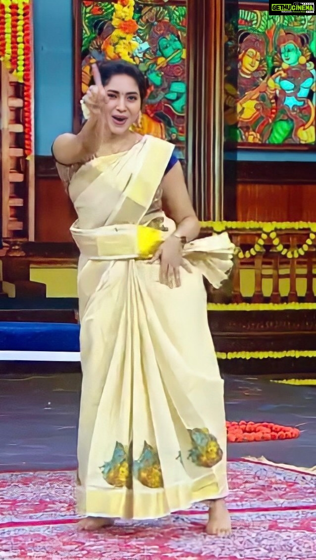 Ameya Mathew Instagram - 'ചിന്നതോ… ചിന്നതോ…' അല്ല ഇത് വന്ത് കൊഞ്ചം പെരിയത്…!😝🤭💃🏻 Thank you Flowers TV, for inviting me over as a Guest for the ‘Onakootu’ Program. @flowersonair 💫 @veena_mukundan , Thank you for making me feel so comfortable. 💝 @jishnuandvishnu , Thank you so much for this lovely Sari. 😘 . . #onam #flowerstv #happyme #🌼