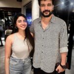Ameya Mathew Instagram - ക്യാപ്ഷനു വേണ്ടി ക്യാപ്ഷൻ ഇടാൻ പറ്റുവോ സക്കീർ ഭായ്ക്ക്… ബട്ട്‌ ഐ ക്യാൻ... 😬😆🤪 A Caption for a Caption!! So, here's your golden chance to provide an excellent **Malayalam** Caption in the comment section. The best ones among the lot will be selected, pinned n’ will receive special gifts. 🎁 ❤️ So then, just don’t wait. Come on let your creativity flow.😌🤩 PS: Truly happy to get to meet this gem of a human @rameshpisharody ❤️ Starbucks Kochi