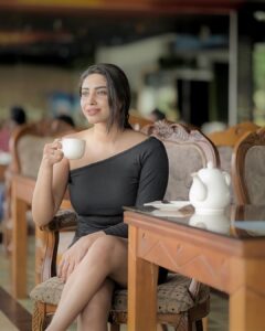 Ameya Mathew Instagram - ചൂട് ചായ ഊതി ഊതി കുടിക്കാനായിരുന്നു ഗുപ്തനിഷ്ടം !😌😁☕️😬🤓
.
.
📸 @amal.nef 
📍 @parakkatnatureresortmunnar