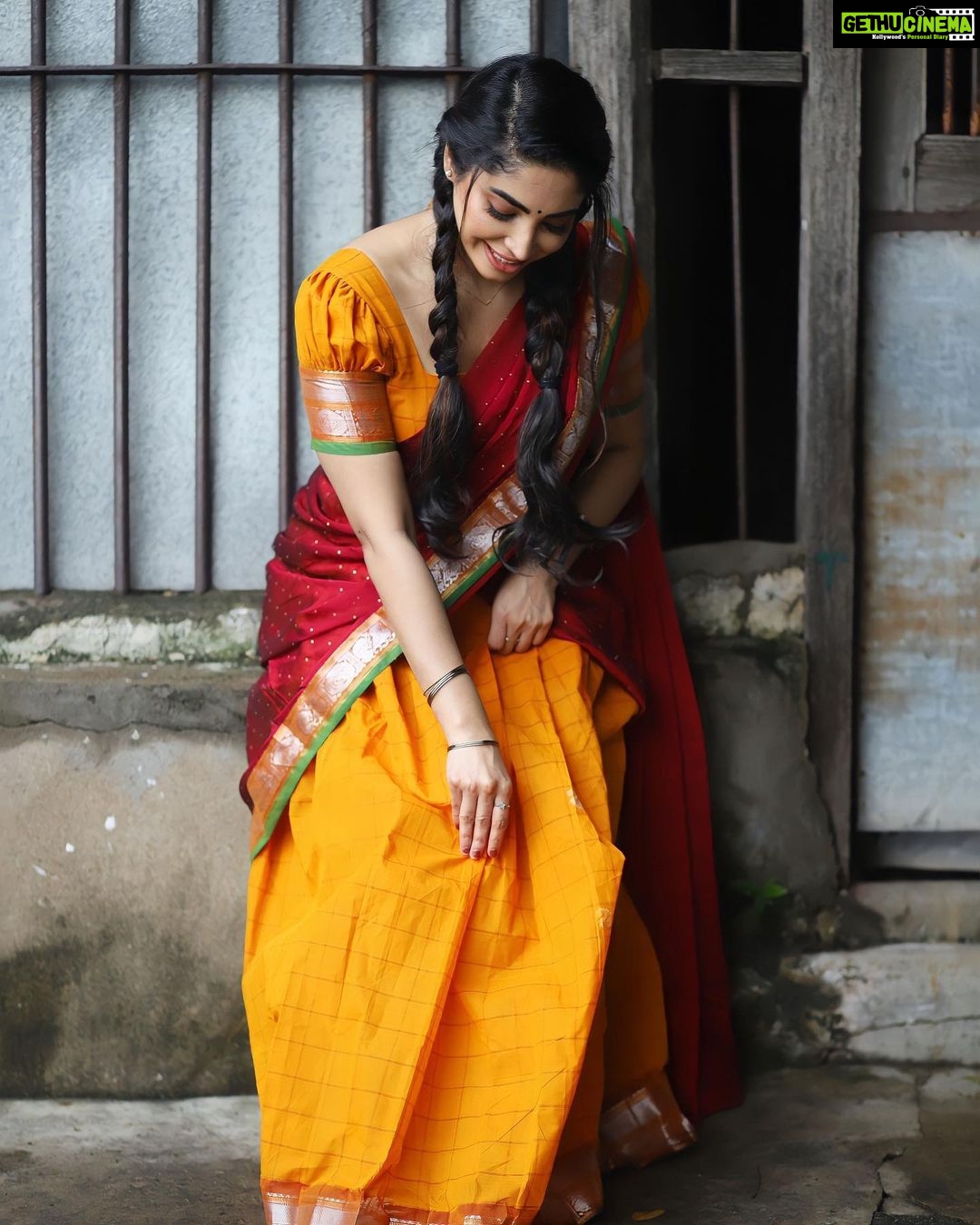 Ameya Mathew Instagram - പസങ്കകളുക്ക് പൊണ്ണുങ്കെ ടഫാ ഇറുക്രത് വിടെ ക്യൂട്ടാ… ഇന്നസെന്റാ… ഇറുക്രവങ്കളെ താൻ റൊമ്പ പിടിക്കും…!!😌🤓😅🙊 . . Team: @shotsbyuv @sat_narain Outfit: @ivalinmabia Muah: @ramyaa_makeupartistry #tamilponnu #chennai #❤️ Chennai, India