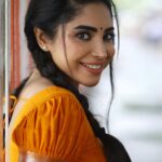 Ameya Mathew Instagram - പസങ്കകളുക്ക്‌ പൊണ്ണുങ്കെ ടഫാ ഇറുക്രത് വിടെ ക്യൂട്ടാ… ഇന്നസെന്റാ… ഇറുക്രവങ്കളെ താൻ റൊമ്പ പിടിക്കും…!!😌🤓😅🙊 . . Team: @shotsbyuv @sat_narain Outfit: @ivalinmabia Muah: @ramyaa_makeupartistry #tamilponnu #chennai #❤️ Chennai, India