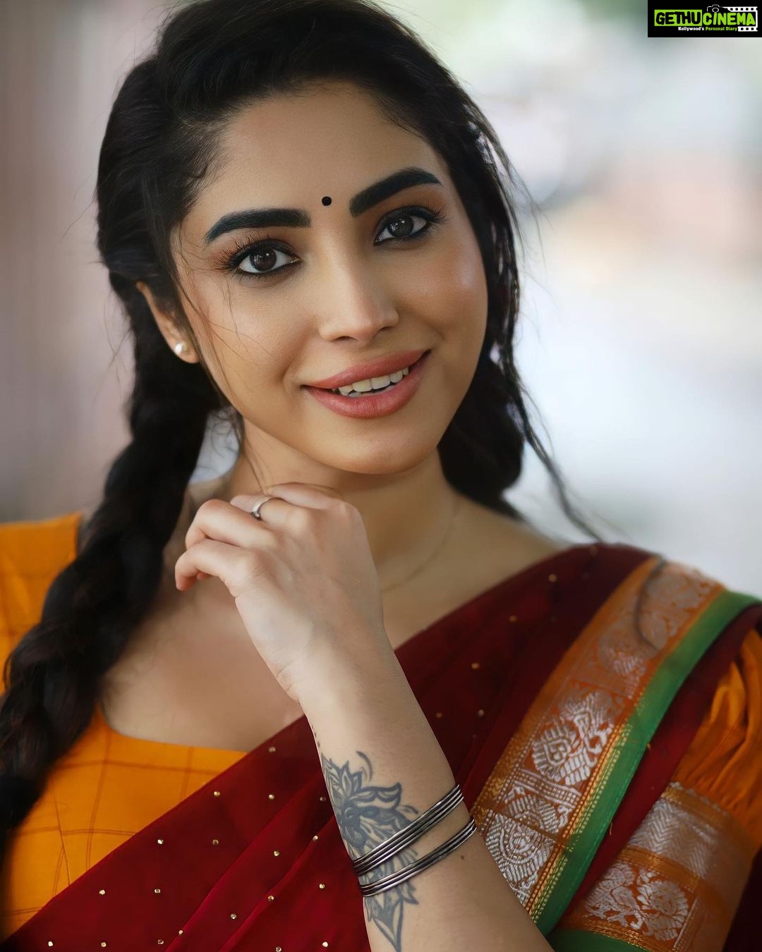 Ameya Mathew Instagram - പസങ്കകളുക്ക് പൊണ്ണുങ്കെ ടഫാ ഇറുക്രത് വിടെ ക്യൂട്ടാ… ഇന്നസെന്റാ… ഇറുക്രവങ്കളെ താൻ റൊമ്പ പിടിക്കും…!!😌🤓😅🙊 . . Team: @shotsbyuv @sat_narain Outfit: @ivalinmabia Muah: @ramyaa_makeupartistry #tamilponnu #chennai #❤️ Chennai, India