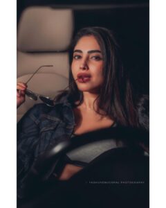 Ameya Mathew Instagram - "അമേയ മാത്യു ഒരു അഹങ്കാരിയാണ് "... പിന്നിൽ ചിലർ അടക്കം പറയുന്നു... മറ്റുള്ളവർ പറയാൻ മടിക്കുന്ന ചില കാര്യങ്ങൾ തുറന്ന് പറയുന്നയാളുകളെ വിളിക്കുന്ന പേരാണ് അഹങ്കാരി എന്നതെങ്കിൽ... ഞാൻ അഹങ്കാരി തന്നെയാണ്…! 😌😁🫢
.
.
📸 @im_yadhuvenugopal 
📍 @foxhole.tcr