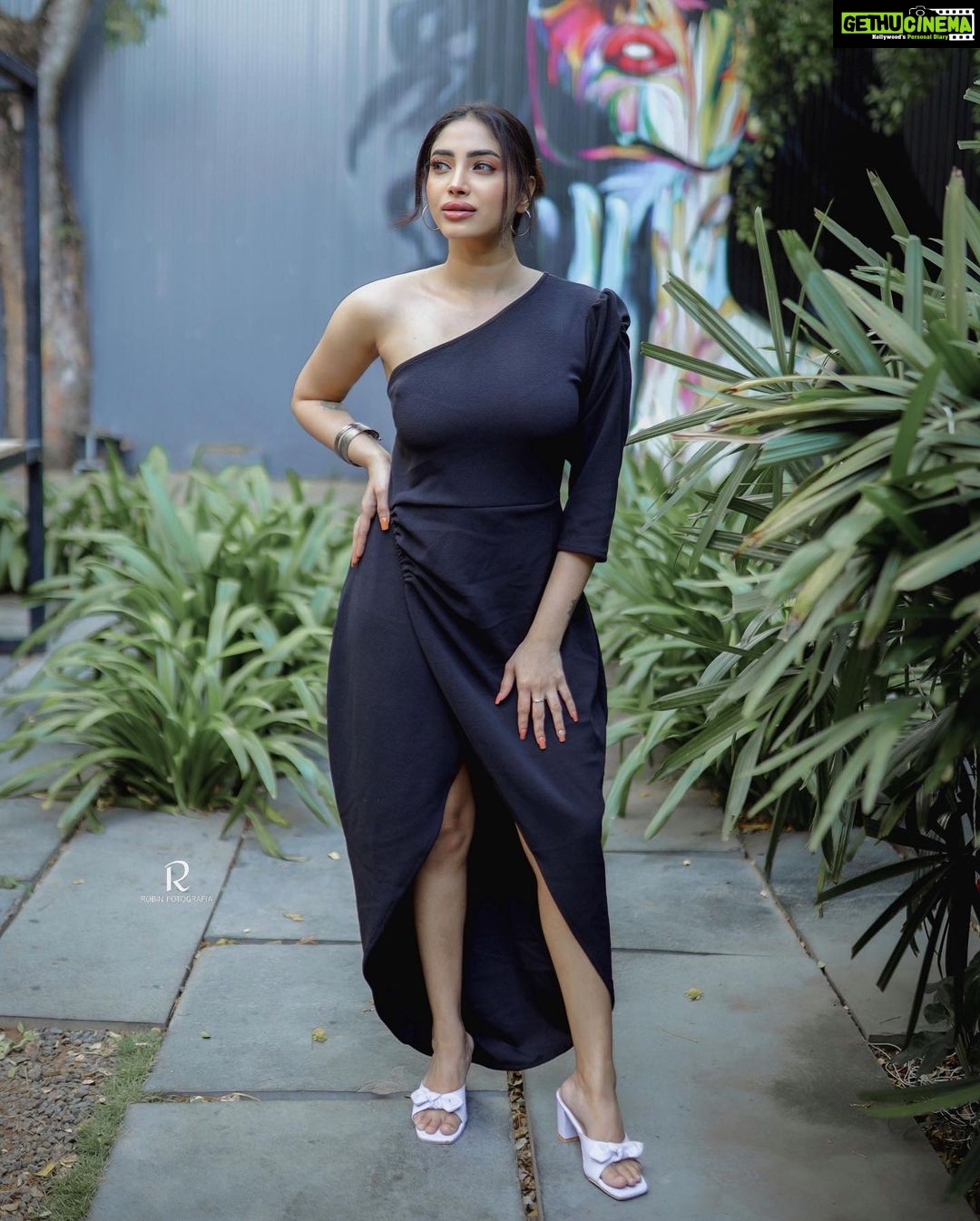 Ameya Mathew Instagram - വേഷം കറുപ്പാണെങ്കിലും സംഭവം കളറല്ലേ...!🫢😬🖤 📸 @robin_fotografia 💄 @akhilasmakeover_ 📍 @40.feet . #boldinblack #ilovemyself #❤️ Trivandrum, India