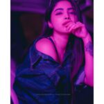 Ameya Mathew Instagram - "അമേയ മാത്യു ഒരു അഹങ്കാരിയാണ് "... പിന്നിൽ ചിലർ അടക്കം പറയുന്നു... മറ്റുള്ളവർ പറയാൻ മടിക്കുന്ന ചില കാര്യങ്ങൾ തുറന്ന് പറയുന്നയാളുകളെ വിളിക്കുന്ന പേരാണ് അഹങ്കാരി എന്നതെങ്കിൽ... ഞാൻ അഹങ്കാരി തന്നെയാണ്…! 😌😁🫢 . . 📸 @im_yadhuvenugopal 📍 @foxhole.tcr Foxhole Tcr