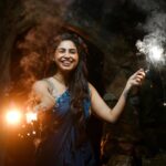 Ameya Mathew Instagram - സമൂഹത്തിലെ തിന്മയുടെ ഈ ഇരുട്ട് മാറ്റി നന്മയുടെ വെളിച്ചം നമുക്ക് പകരാം...സന്തോഷത്തിന്റെ ഈ പ്രകാശം എങ്ങും പരക്കട്ടെ. ഏവർക്കും എന്റെ ദീപാവലി ആശംസകൾ.💫✨🌟🔥 . . Photography : @vishnukrishphotography MUA : @soniyamakeoverstudio Ornaments: @magmatvm Sari : @soniyamakeoverstudio Location : @kalpadiyil Special thanks to @gautham_babu_ . #happydiwali #❤️ KALPADIYIL