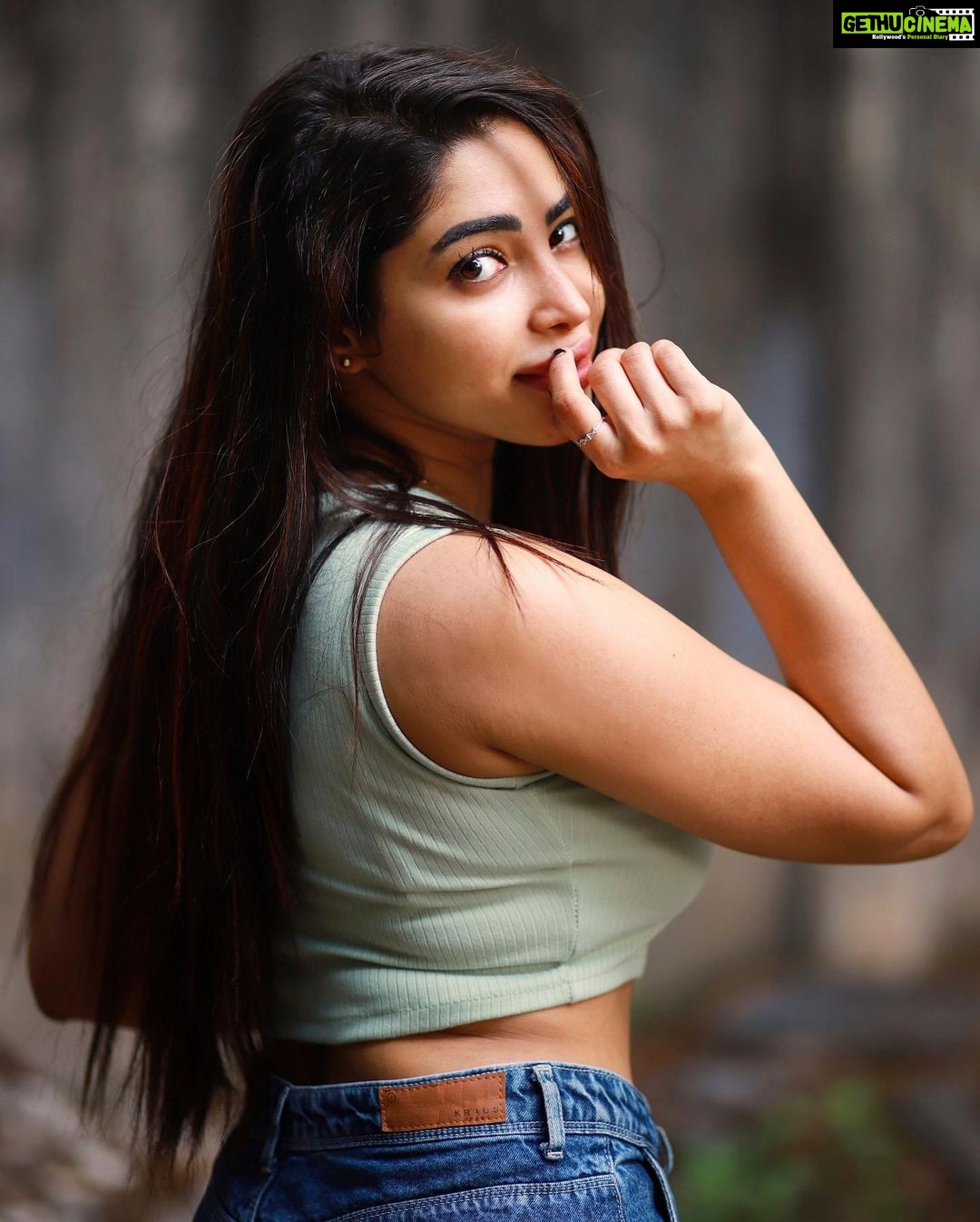 Ameya Mathew Instagram - അവളുടെ രാവുകൾ…😌😬😜🌚 . . Captured by @sat_narain 💫 @arunprajeethm 🤩 #chennai #traveldiaries #exploring Chennai, India