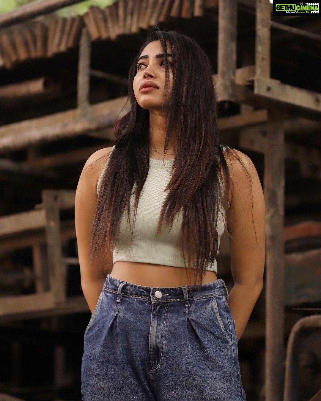 Ameya Mathew Instagram - അവളുടെ രാവുകൾ…😌😬😜🌚 . . Captured by @sat_narain 💫 @arunprajeethm 🤩 #chennai #traveldiaries #exploring Chennai, India