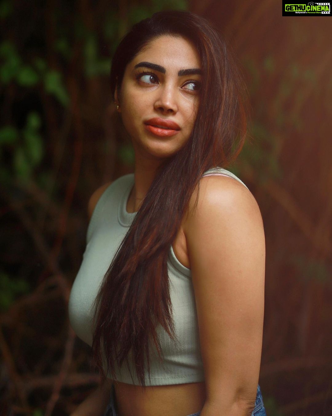 Ameya Mathew Instagram - അവളുടെ രാവുകൾ…😌😬😜🌚 . . Captured by @sat_narain 💫 @arunprajeethm 🤩 #chennai #traveldiaries #exploring Chennai, India