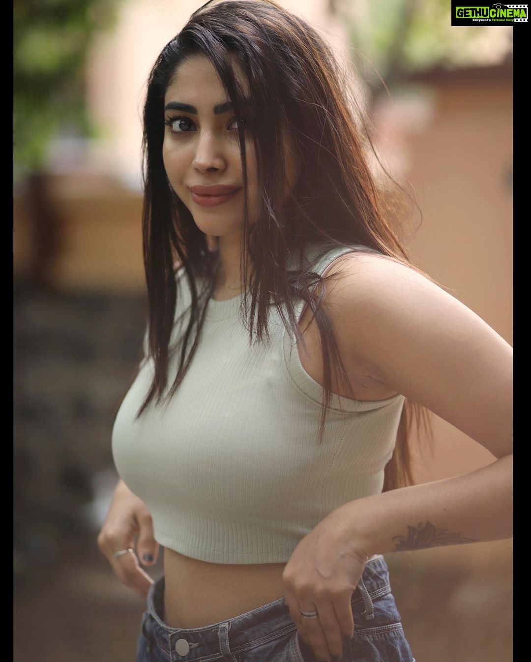 Ameya Mathew Instagram - പുതിയ നഗരത്തിൽ പുതിയ തുടക്കങ്ങൾ…പുതിയ ആളുകൾക്കിടയിൽ പുതിയ യാത്രകൾ... പഴയ വേഷത്തിൽ ഞാൻ…!😌💫😁🥳 . . Captured by @sat_narain 🤩 Special thanks to @arunprajeethm 🤩. Always grateful !💫 #chennai #exploringthestreets Chennai, India