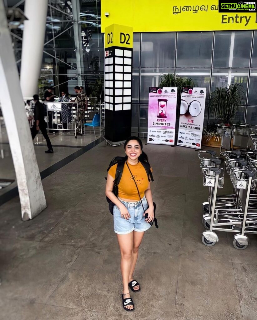 Ameya Mathew Instagram - ഹാ... ഇടപ്പളളി സ്റ്റോപ്പ്‌ ഇല്ലാട്ടോ… ബാക്കി വല്ലോം ഉണ്ടാകുവാണേൽ ആലുവയിൽ ഇറക്കാം…👀🤷‍♀️🙊🤪 . . #bangalore #traveldiaries #wanderlust #❤️ Kempegowda International Airport Bengaluru