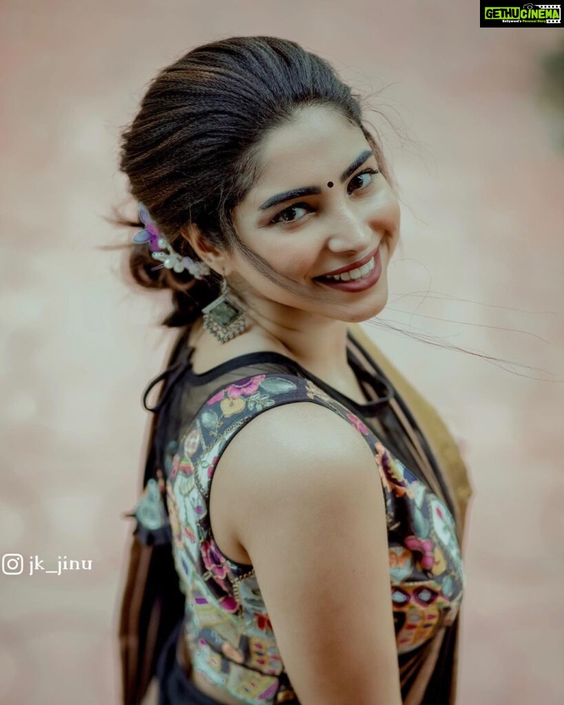 Ameya Mathew Instagram - ചിരിയോ ചിരി…!😌😁😬😂 . . Photography: @jk_jinu Outfit: @jishnuandvishnu MUA : @richuvivek Assisted by : @asprins.of.insta @anandhu__subhash . #traditional #sari Trivandrum, India
